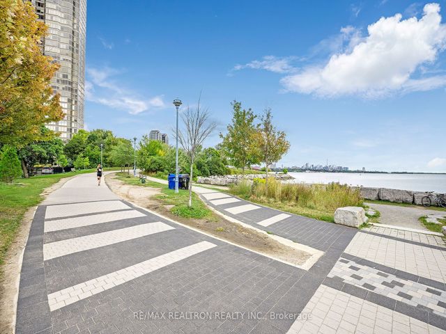 1106 - 39 Annie Craig Dr