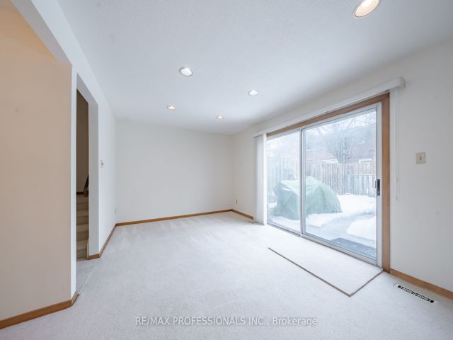 52 - 580 Renforth Dr