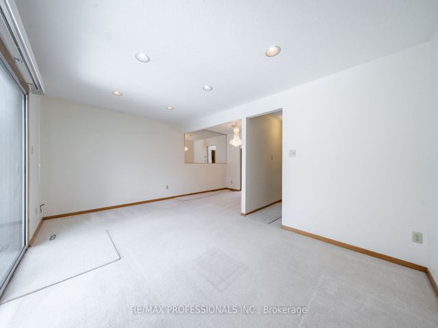 52 - 580 Renforth Dr