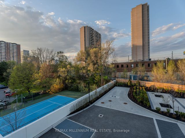 216 - 10 Wilby Cres