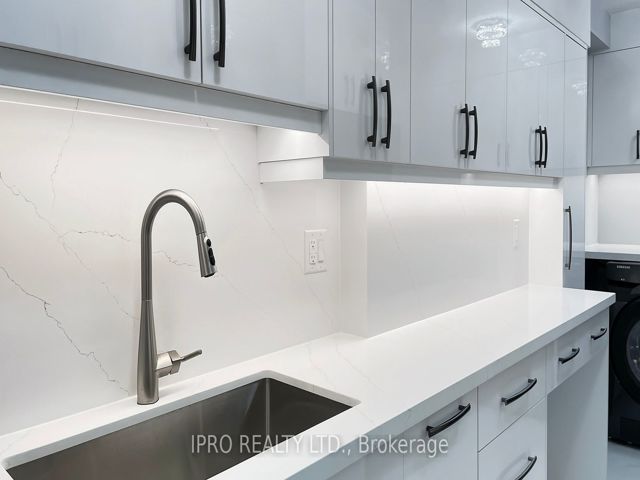 2002 - 390 Dixon Rd
