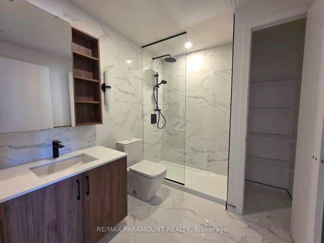 317 - 689 The Queensway Dr