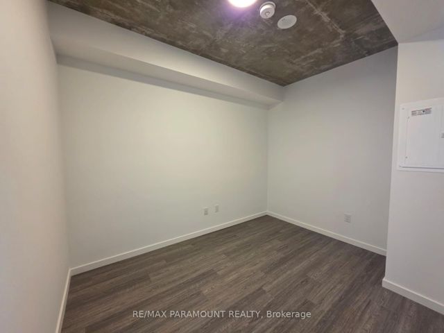 317 - 689 The Queensway Dr