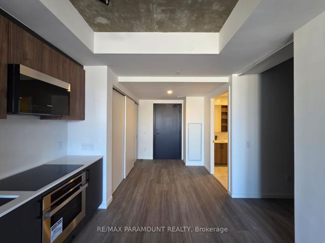 317 - 689 The Queensway Dr