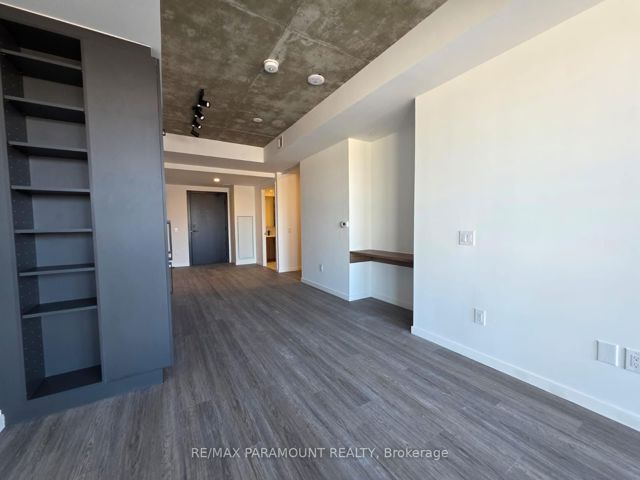 317 - 689 The Queensway Dr