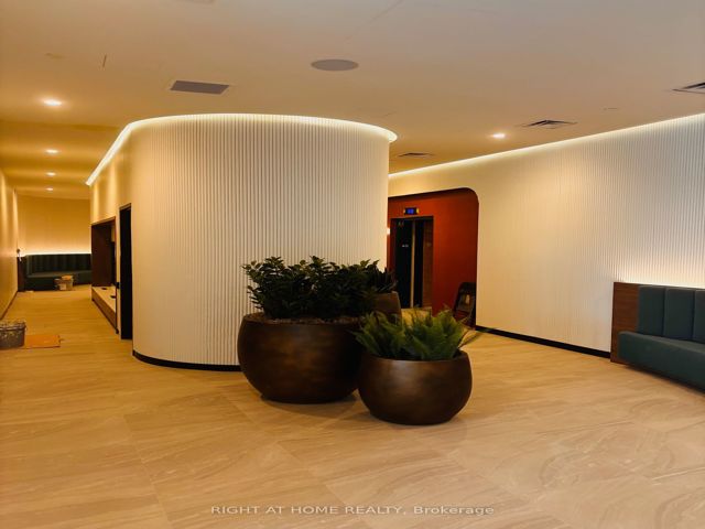 512 - 689 The Queensway