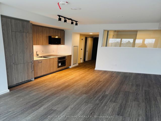 512 - 689 The Queensway