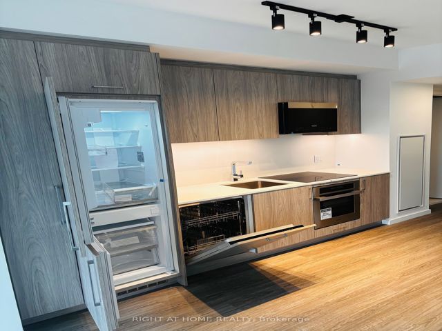 512 - 689 The Queensway