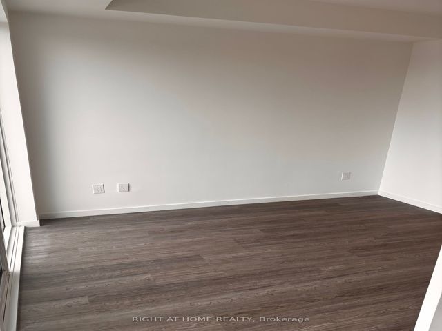 512 - 689 The Queensway