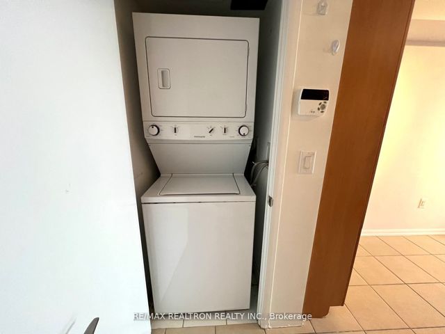 1021 - 800 Lawrence Ave W