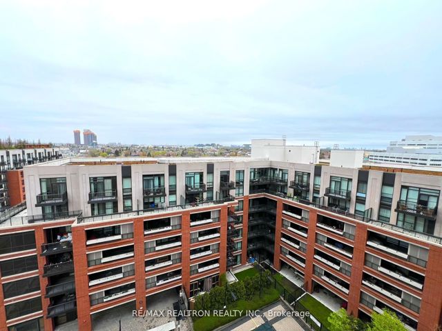 1021 - 800 Lawrence Ave W