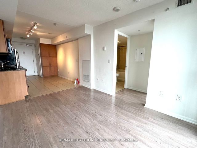 1021 - 800 Lawrence Ave W