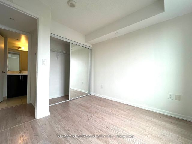 1021 - 800 Lawrence Ave W