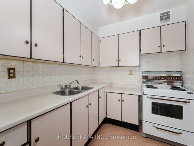 1617 - 15 La Rose Ave