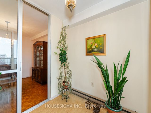 1617 - 15 La Rose Ave