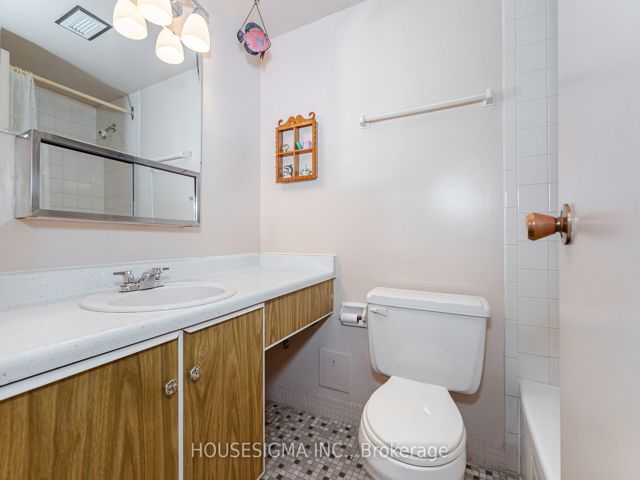 1617 - 15 La Rose Ave