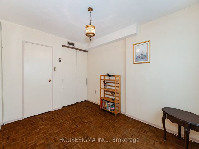 1617 - 15 La Rose Ave