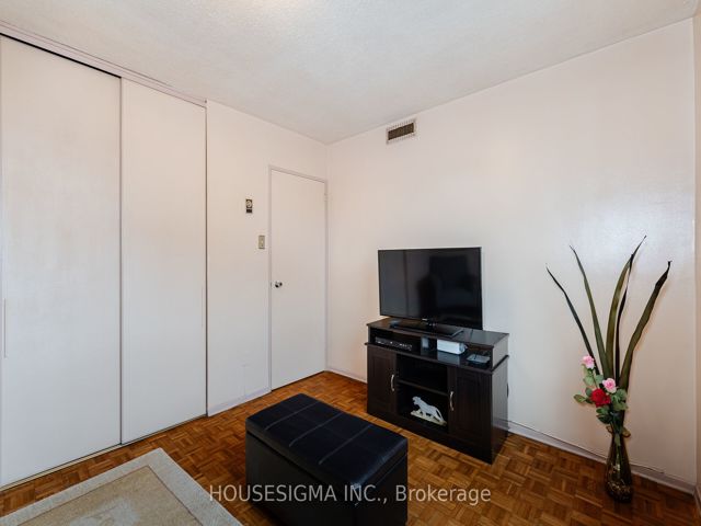 1617 - 15 La Rose Ave