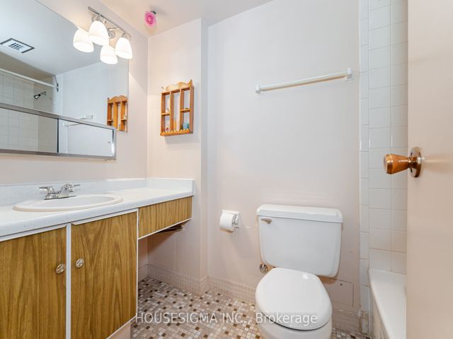 1617 - 15 La Rose Ave