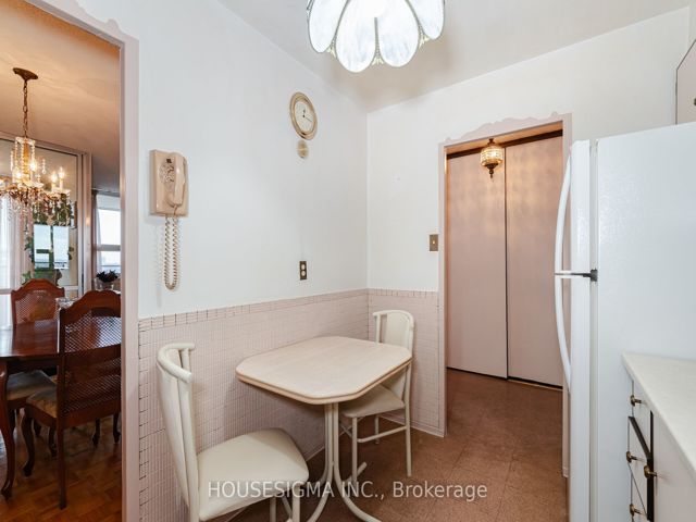 1617 - 15 La Rose Ave