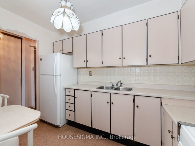 1617 - 15 La Rose Ave