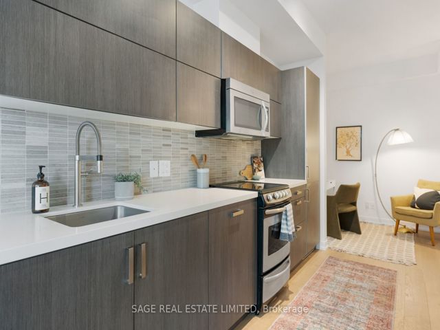 402 - 36 Howard Park Ave W