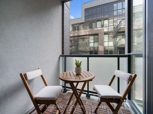 402 - 36 Howard Park Ave W
