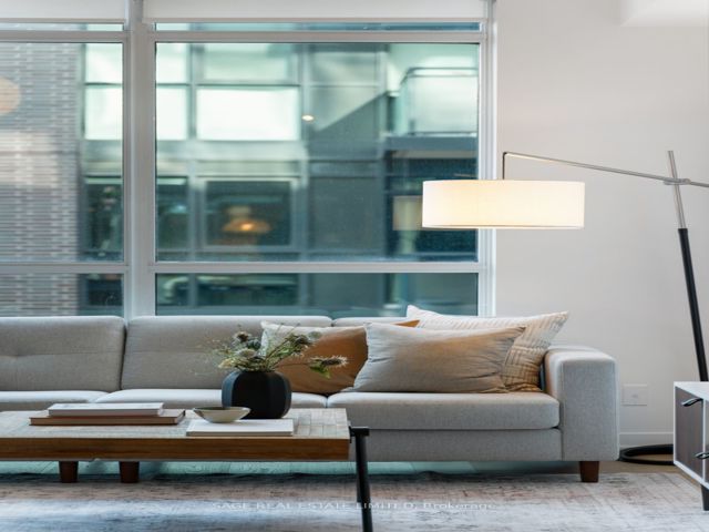 402 - 36 Howard Park Ave W