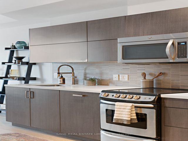 402 - 36 Howard Park Ave W