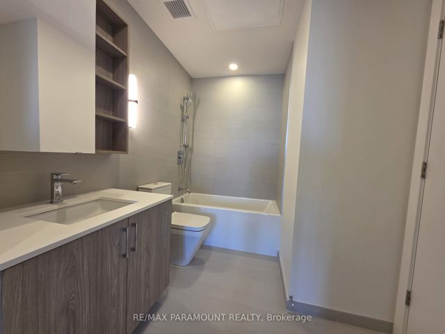 316 - 689 The Queensway Dr