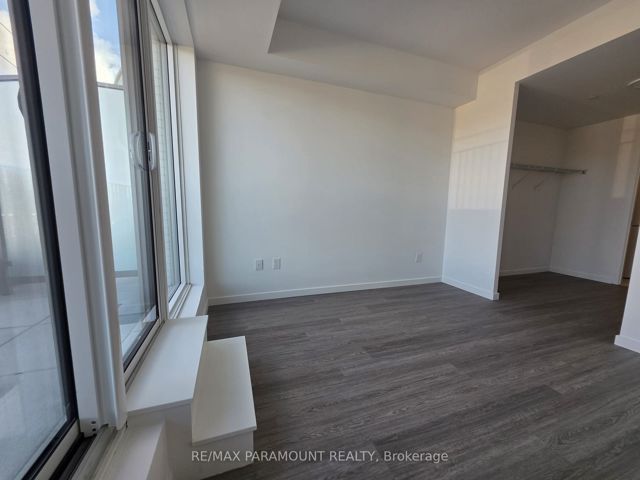 316 - 689 The Queensway Dr
