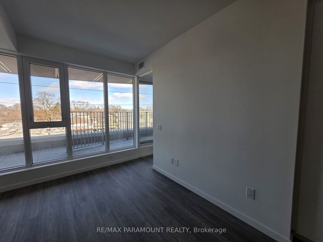 316 - 689 The Queensway Dr