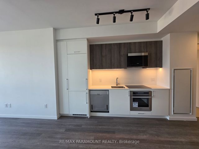 316 - 689 The Queensway Dr