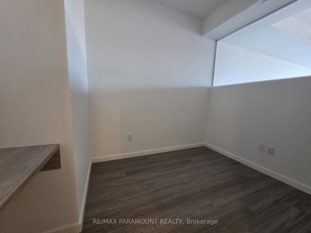 316 - 689 The Queensway Dr