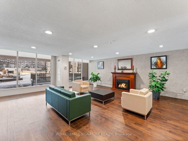 607 - 812 Burnhamthorpe Rd