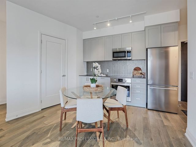907 - 293 The Kingsway