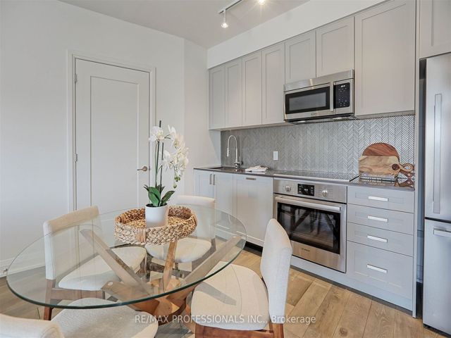907 - 293 The Kingsway