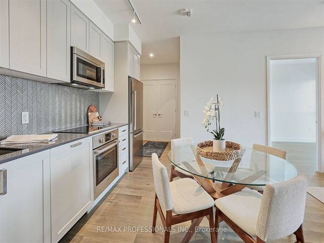 907 - 293 The Kingsway
