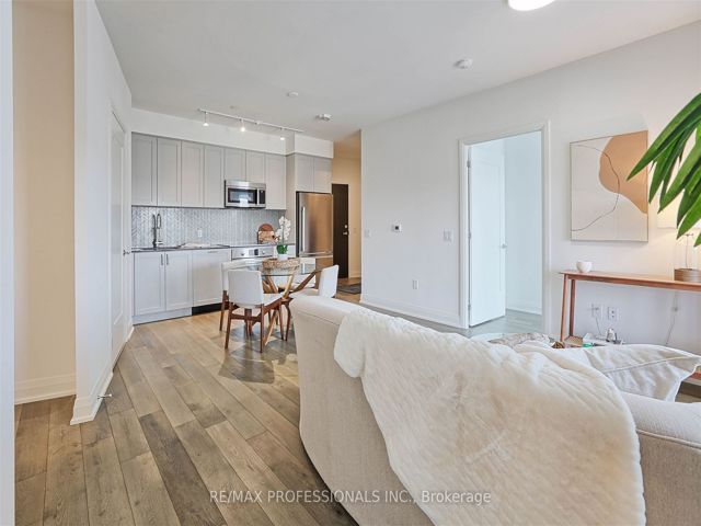 907 - 293 The Kingsway