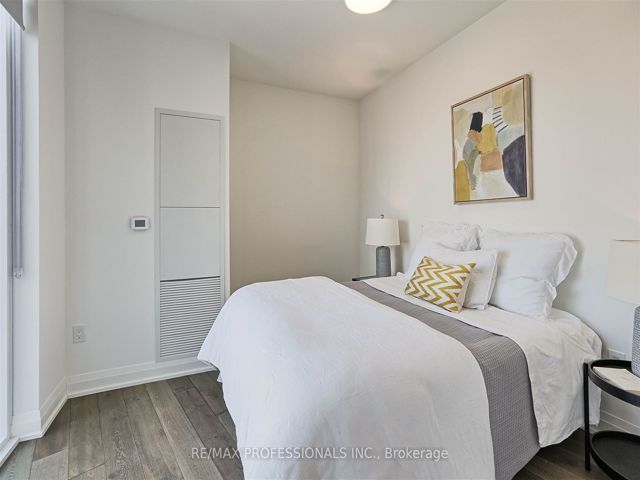 907 - 293 The Kingsway