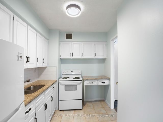 705 - 151 La Rose Ave