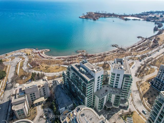 TH 6 - 2067 Lakeshore Blvd
