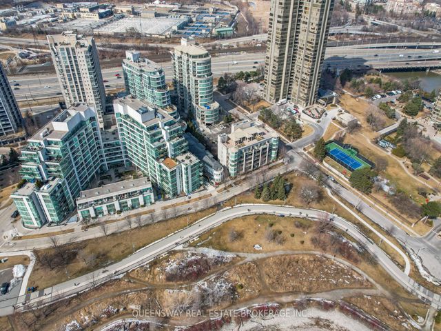 TH 6 - 2067 Lakeshore Blvd