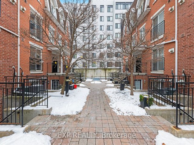 806 - 12 Laidlaw St