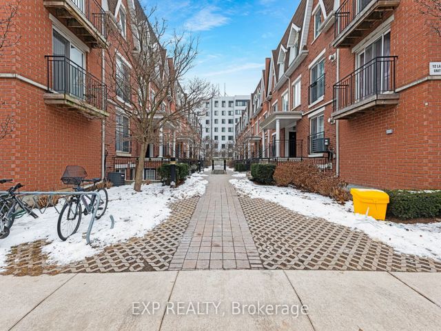 806 - 12 Laidlaw St