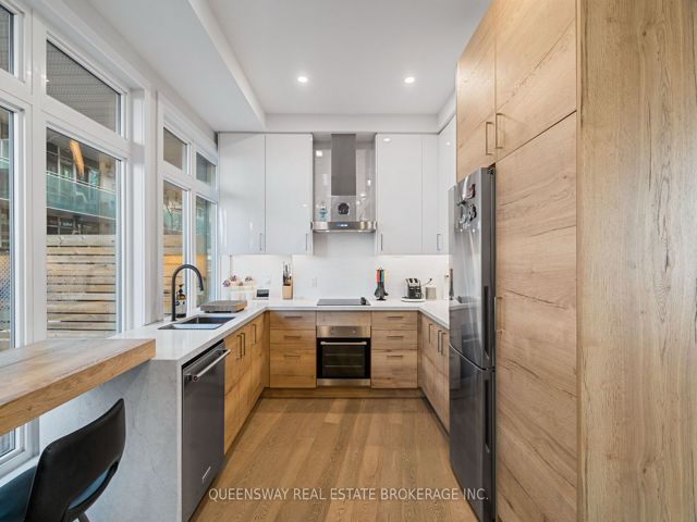 TH6 - 2067 Lakeshore Blvd