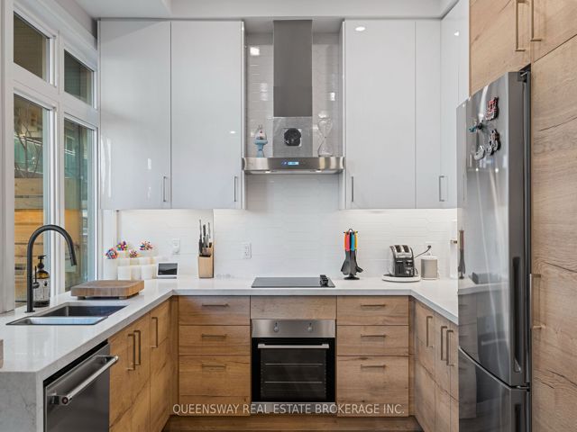 TH6 - 2067 Lakeshore Blvd