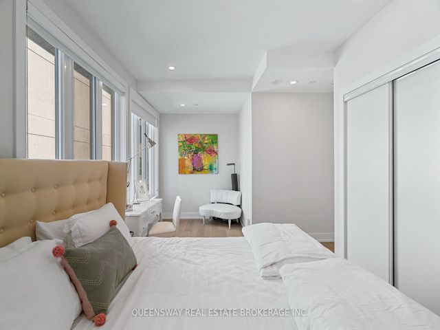 TH6 - 2067 Lakeshore Blvd