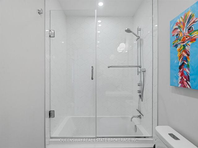 TH6 - 2067 Lakeshore Blvd