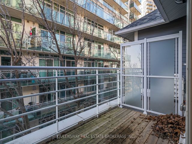 TH6 - 2067 Lakeshore Blvd